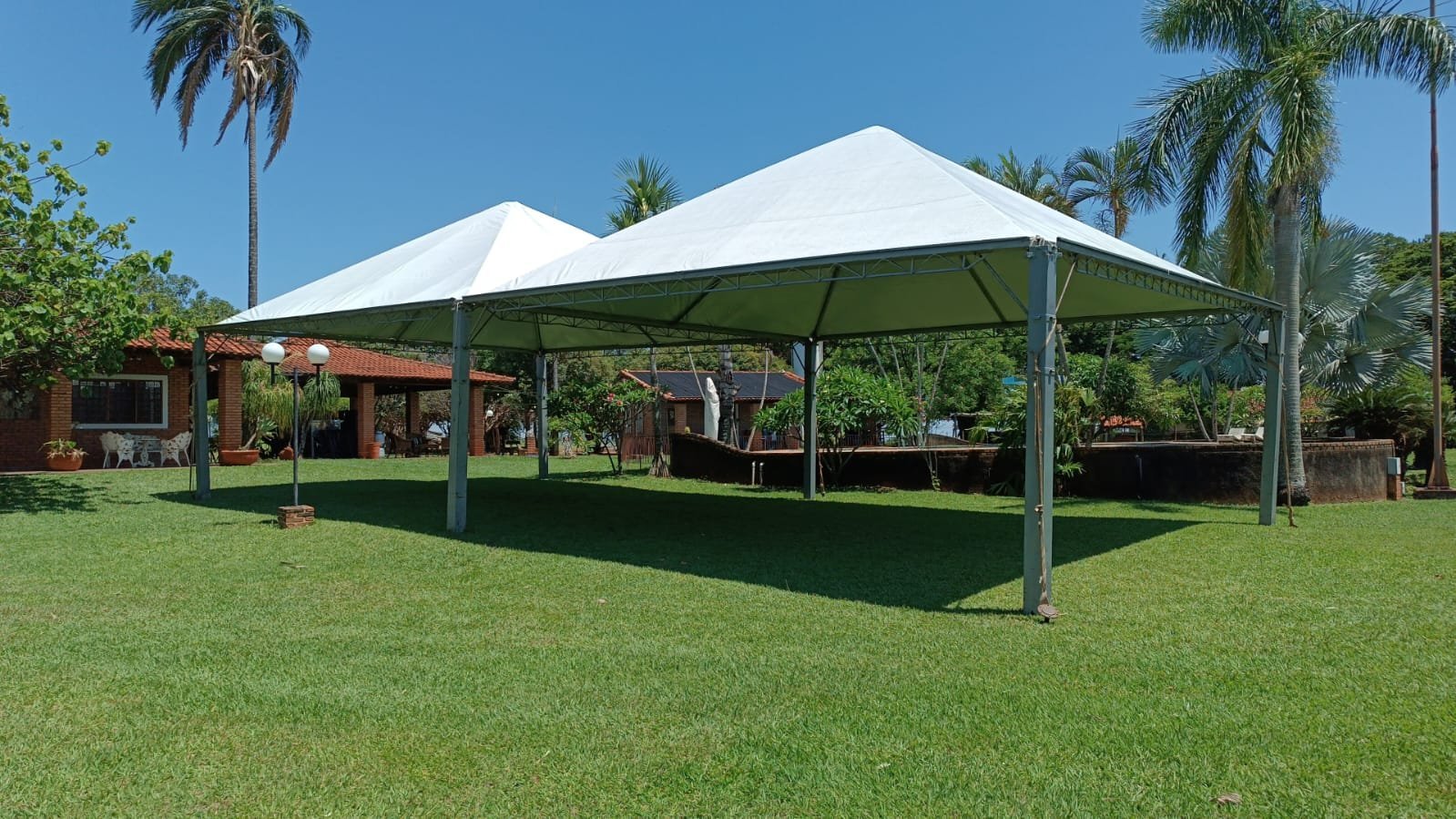 Tenda montada em área externa